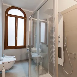 https://simon-secret.hotelinveneto.com